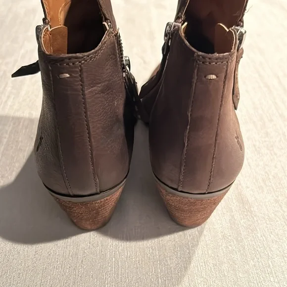 FRYE Women’s Brown Ankle Booties Distressed Texture All Over Size 6 Gently Used - Picture 13 of 16